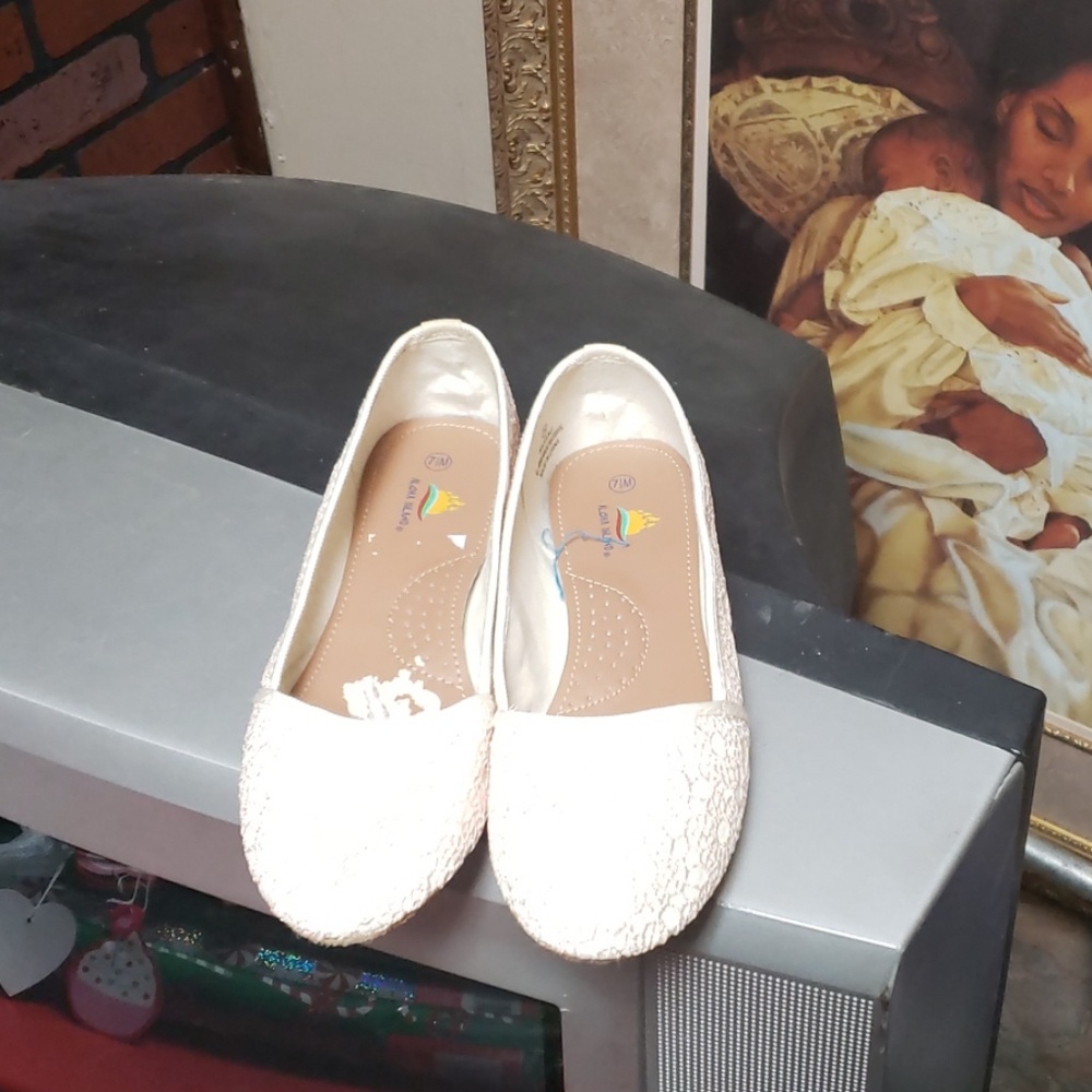 New never been worn Cream flats